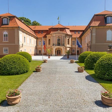 Hotel Zámek Štiřín Velké Popovice Exterior foto