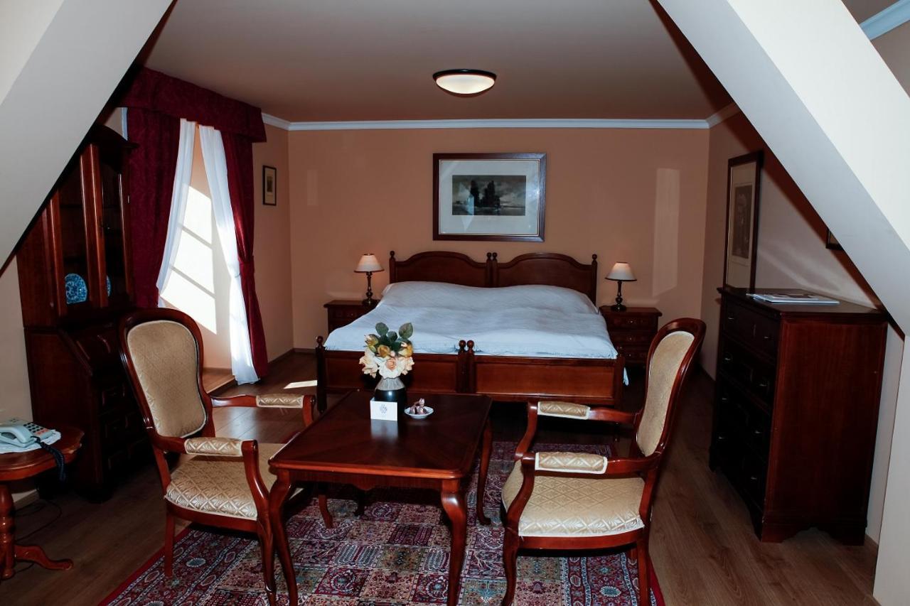 Hotel Zámek Štiřín Velké Popovice Exterior foto